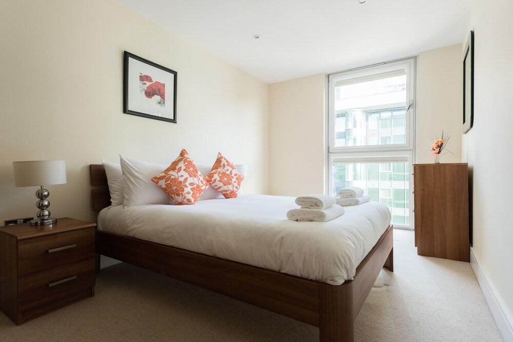 Cobalt Peach Tree Room