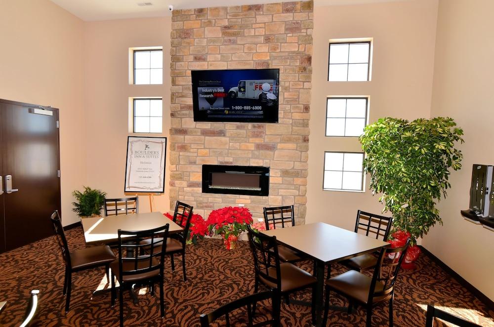 Cobblestone Inn & Suites - Holstein Lobby Sitting Area