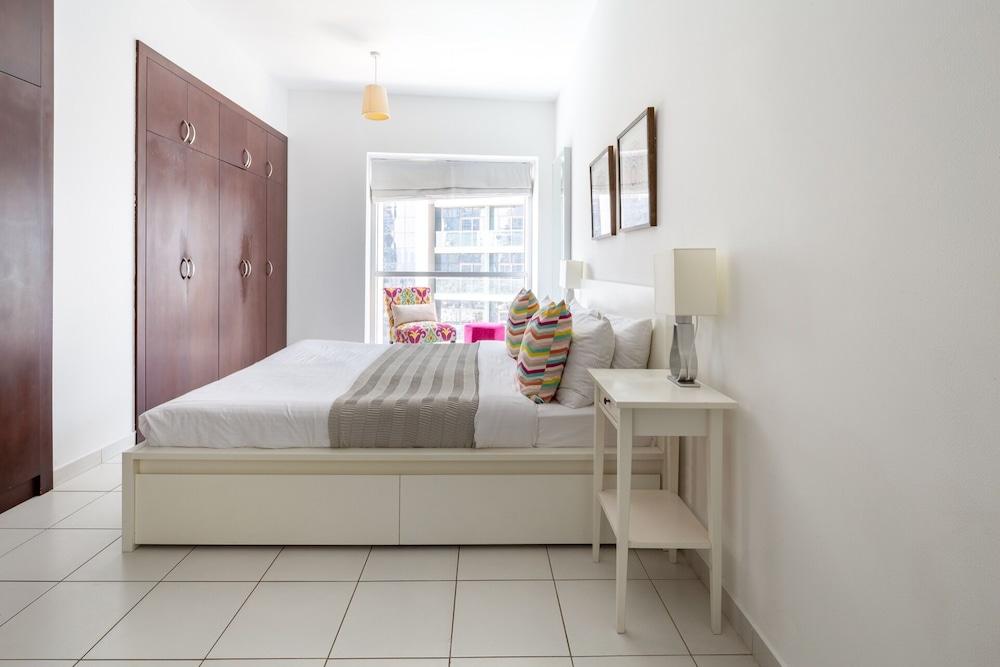 شقة عصرية مضيئة مكوّنة من غرفتَي نوم وإطلالات على دبي مارينا! غرفة