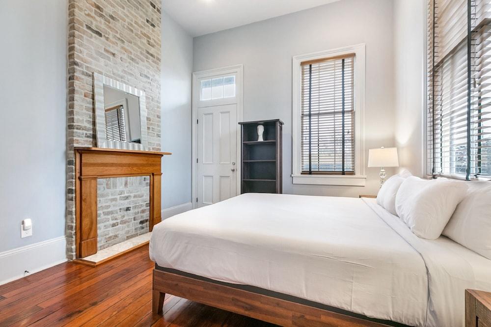 Hosteeva 2BR Steps to St. Charles Ave Room