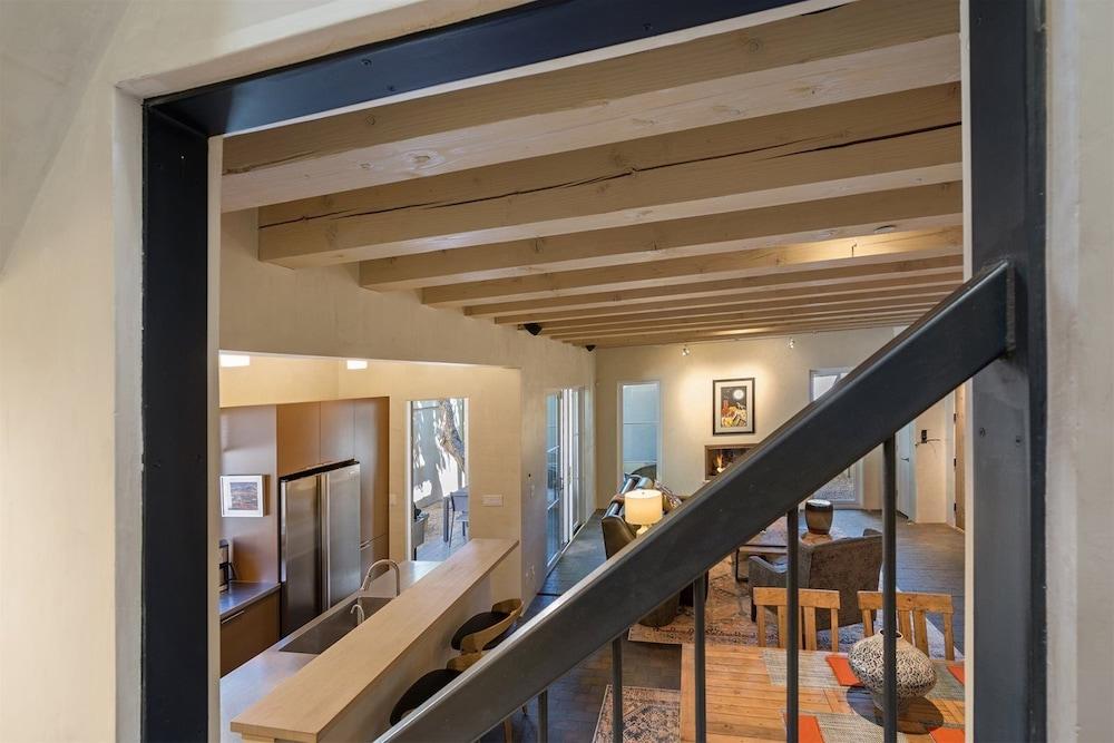 ستونس رارو - أنبيتابل لوكيشن، لافيلي مودرن إنتريور داخلي