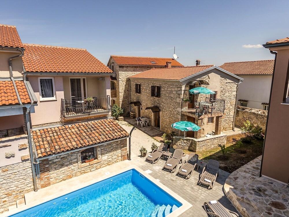 Nice Decorated- Rustic Apartment Fiorela II in Villa Valtrazza With Shared Pool Exterior