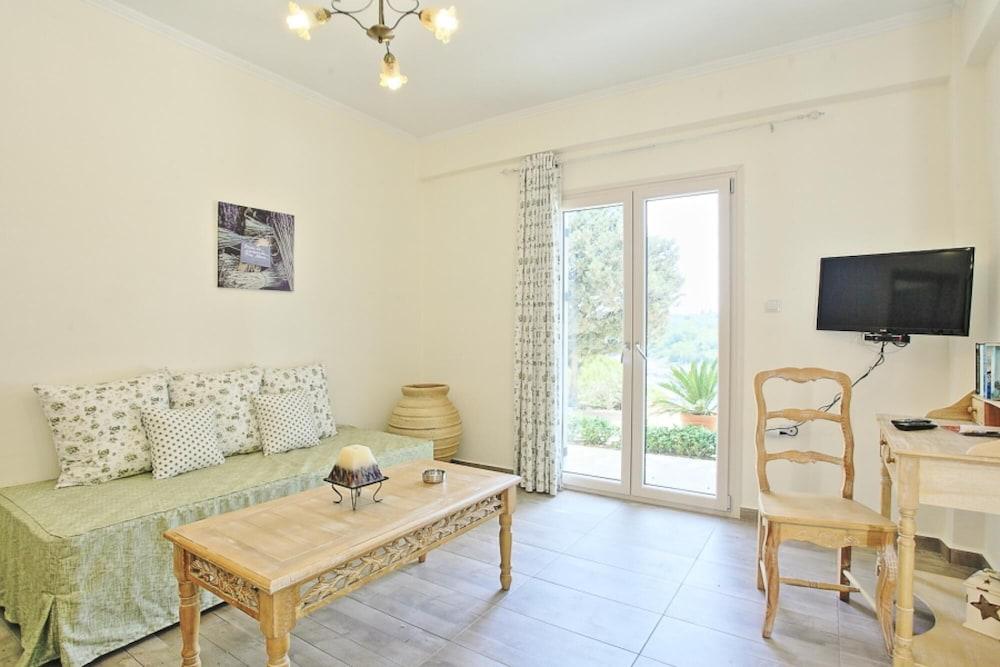 Dolphin House Large Private Pool Walk to Beach Sea Views A C Wifi Car Not Required - 557 Room