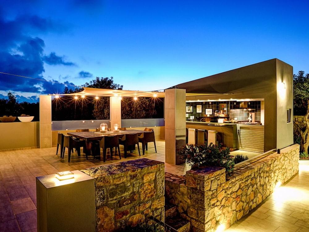 Rustic Villa in Loutra-arkadi With Private Pool and Garden Exterior