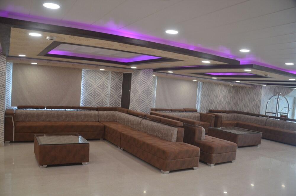 Hotel Rajeev Regency منطقة الجلوس في الردهة