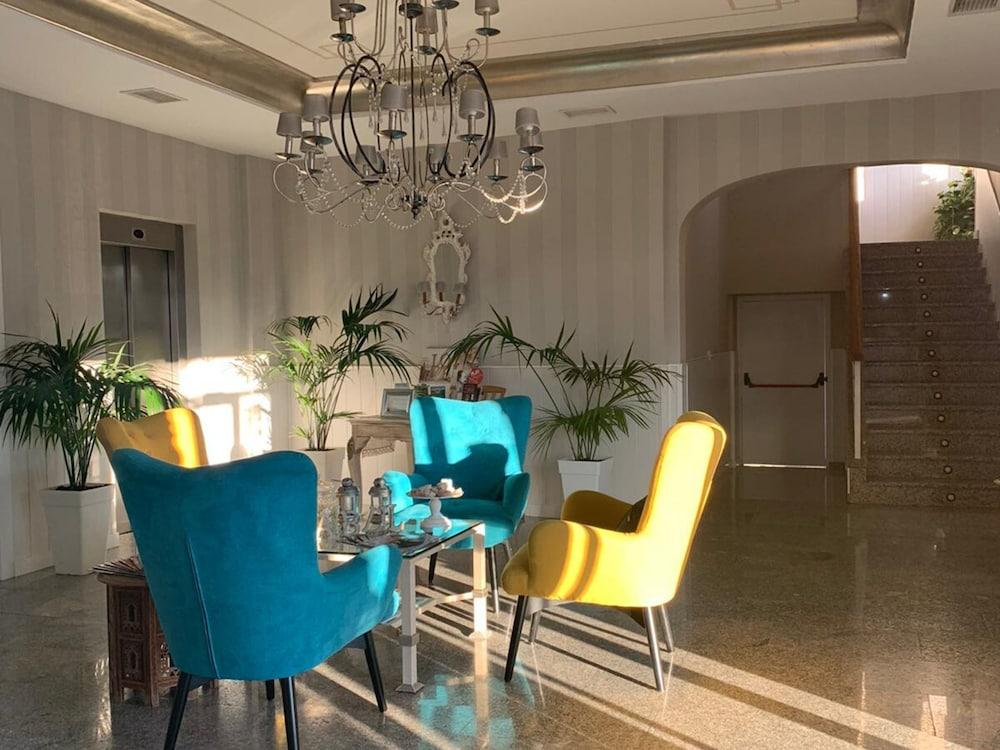 هوتل بوبديل منطقة الاستقبال