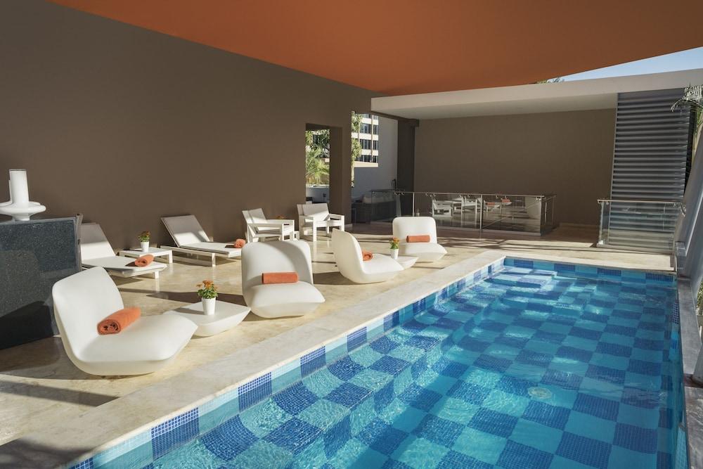 إل إمباجادور، آيه رويال هايدآواي هوتل حمام سباحة مغطى