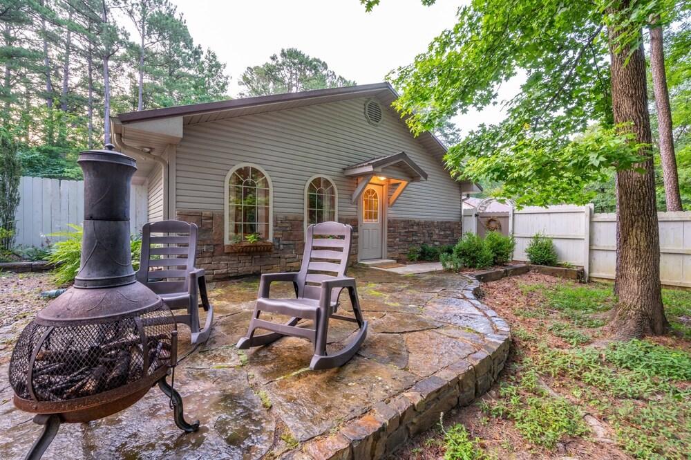 Rose Lane Cottage Studio With Game Room and Private Hot Tub by Redawning