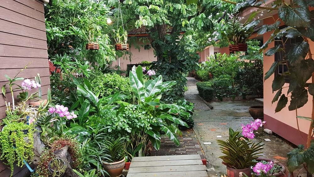 Phalaburi Resort by dreamhouse Exterior