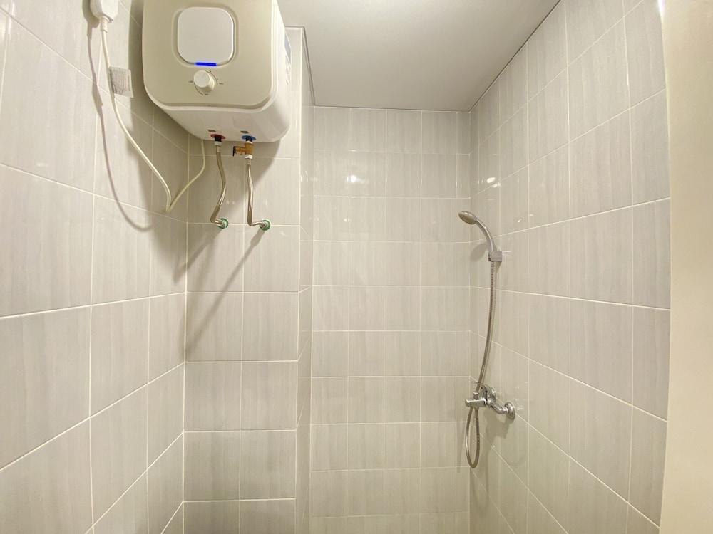 سيمبلي ستوديو روم سيمي أبارتمنت آت ذا لودج باسكال نير بينس يونيفيرسيتي حمام