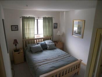 تيمبر تو بيد 2 باثروم  تو بدروم كوندو باي ريدآونينغ غرفة ضيافة