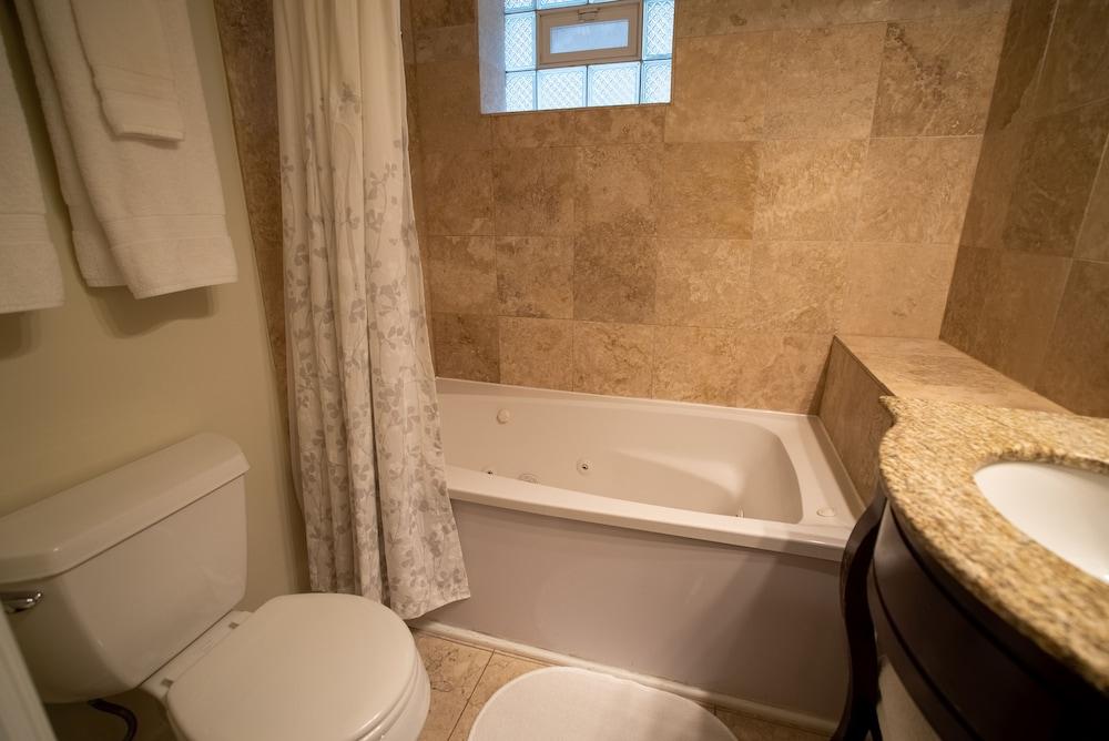 أولد تاون سويتس أوبيريتيد باي روسكوي فيليدج جيست هاوس حمام