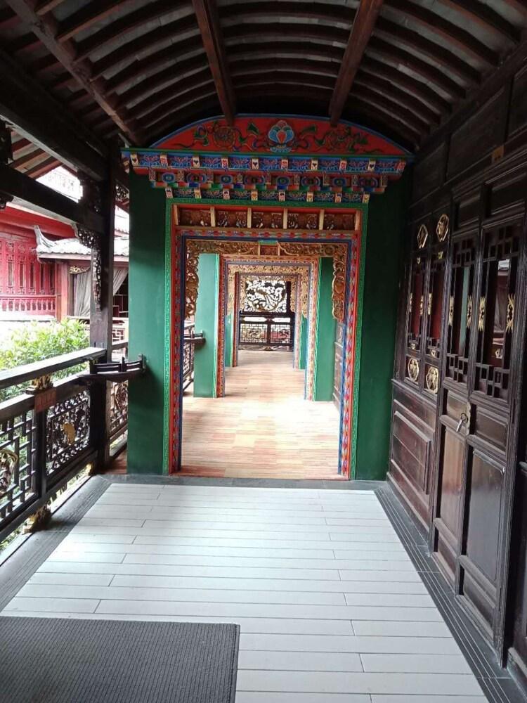 Li Jiang Xi Duo Fu Bie Yuan Inn Interior Detail