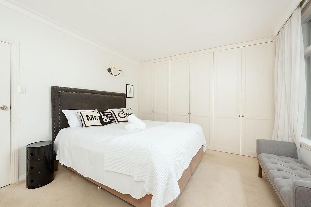 Harbour Front Single Level Apartment Room