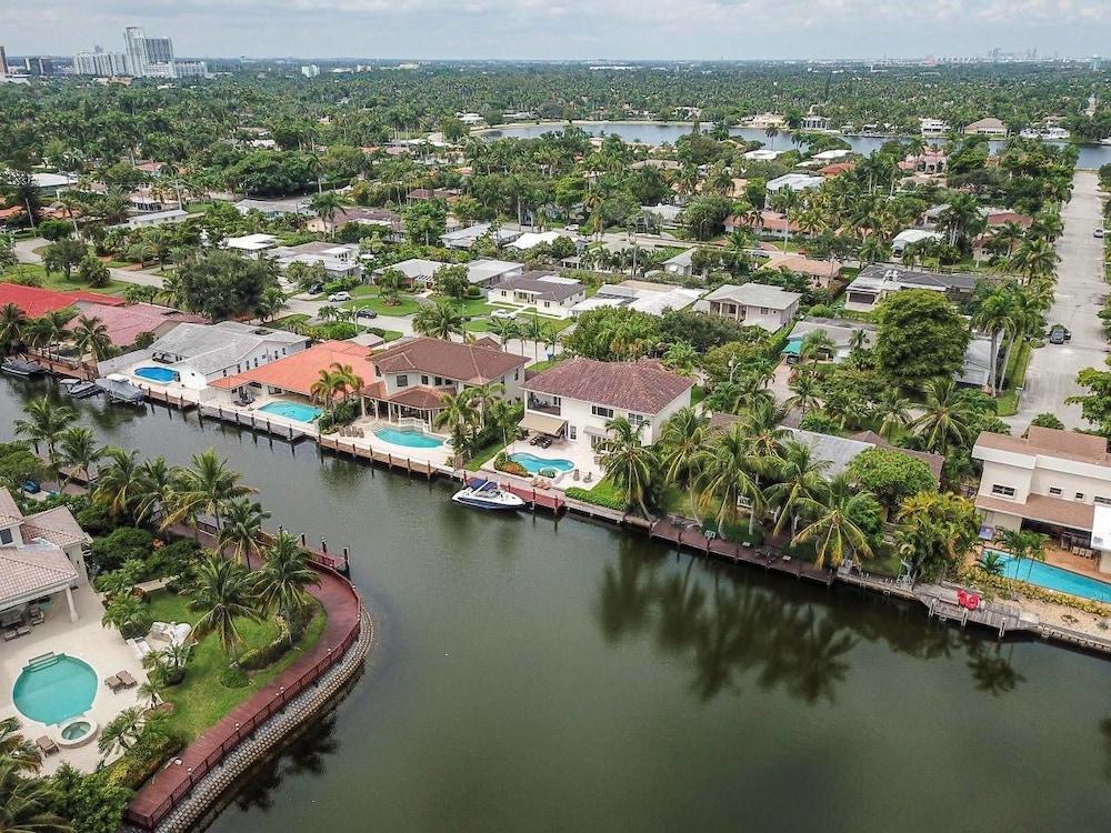 غورجس 5 بد روم هوم ويذ هيتيد بول كانال فرونت المنطقة الخارجية