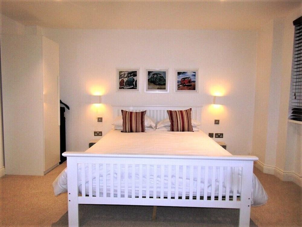 Stylish Private Double En-suite - 1 Featured Image