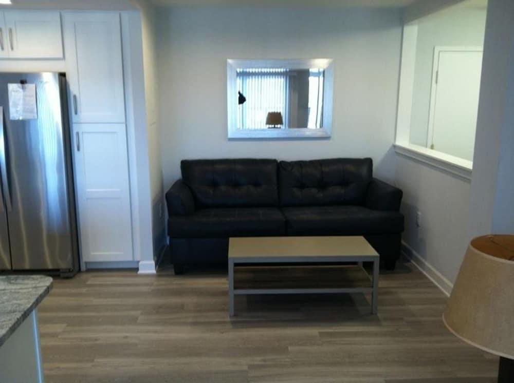 هينلوبين يونيت 712 باي لونج آند فوستر غرفة معيشة