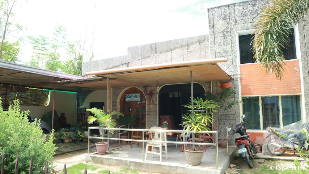 دي جيه في ساوثفيل جيست هاوس