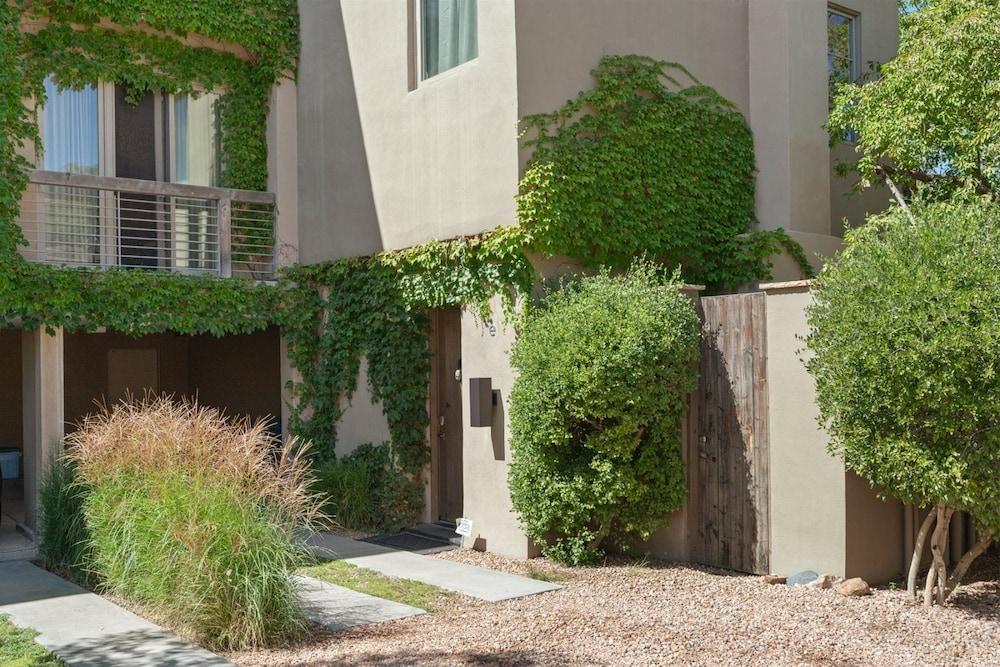 ستونس رارو - أنبيتابل لوكيشن، لافيلي مودرن إنتريور المنطقة الخارجية