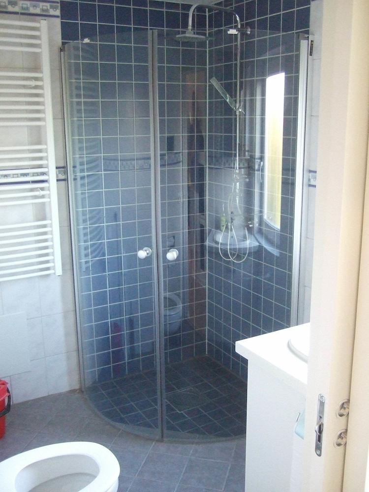 Platypus Penthouse Honeymoon Suite Bathroom