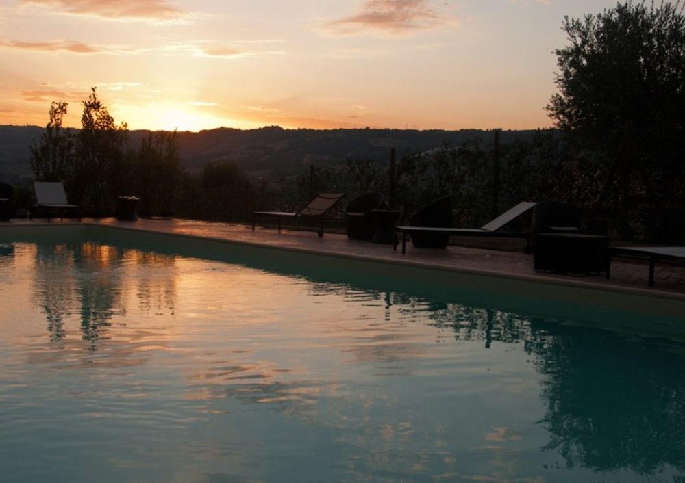 لو ريزيدنزي ديجلي أوليفي حمام سباحة مكشوف