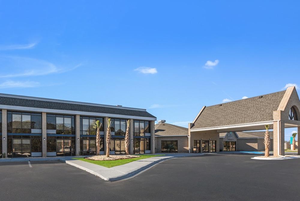 Clarion Pointe Near University Exterior