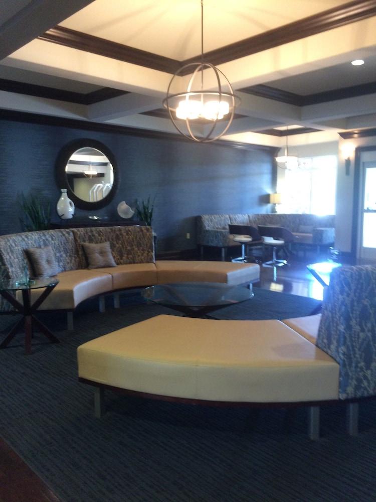 هوم وود سويتس باي هيلتون لويسفيل إيست منطقة الجلوس في الردهة