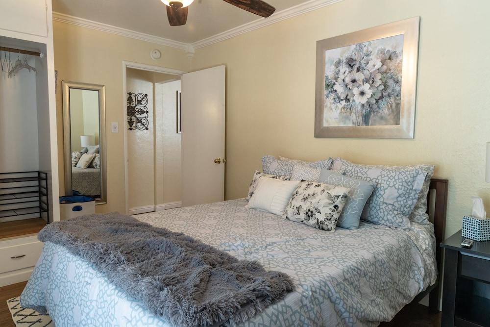 كوزي 1 بد روم كلوس تو داون تاون ليفر مور غرفة