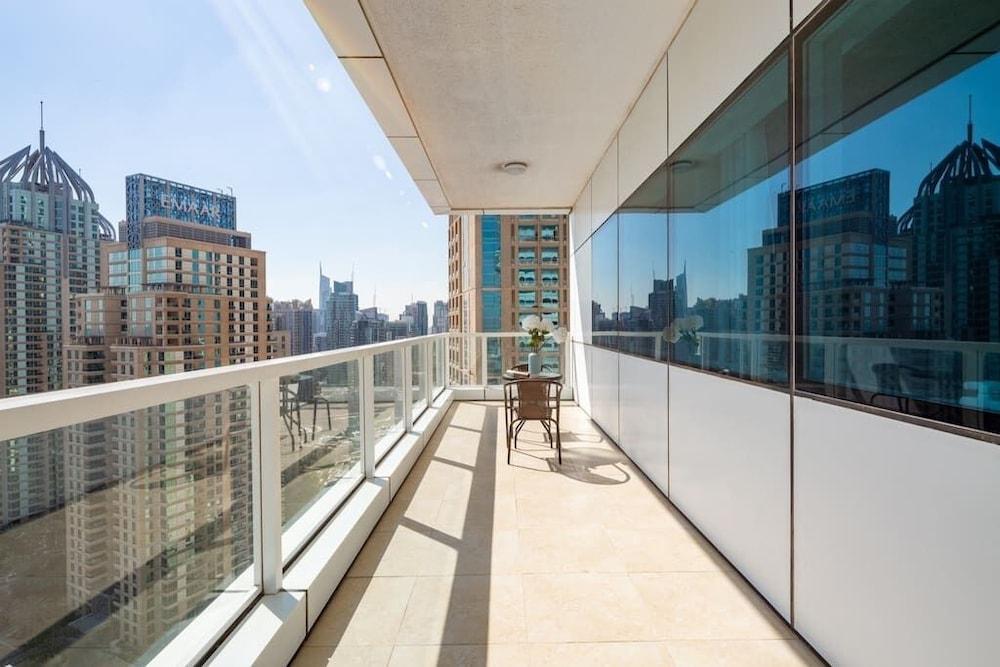 استمتع بفخامة العيش في شقة أنيقة مكوّنة من غرفتَي نوم في دبي مارينا المنطقة المحيطة بالمنشأة