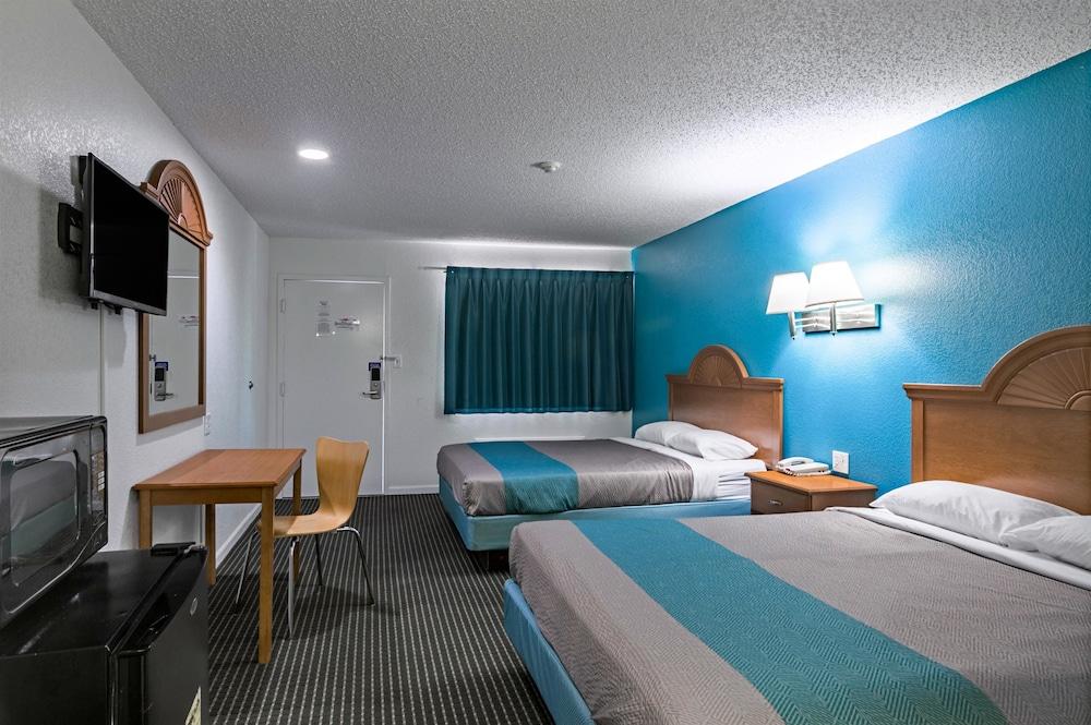 Motel 6 Azle, TX Room