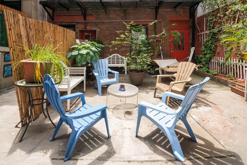 يور نيكست فاكيشن شود بي هير ...ووك تو تايم سكوير المنطقة المحيطة بالمنشأة