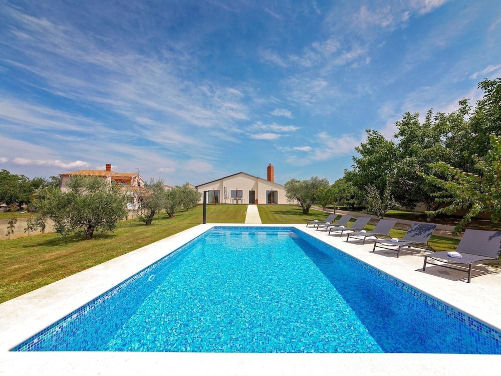 Single Storey Villa for 4 Persons with Private Pool near Pula & Beach Exterior