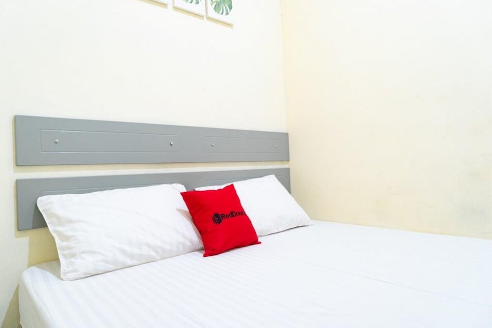 رد دورز نير سي بي دي سليدوج غرفة