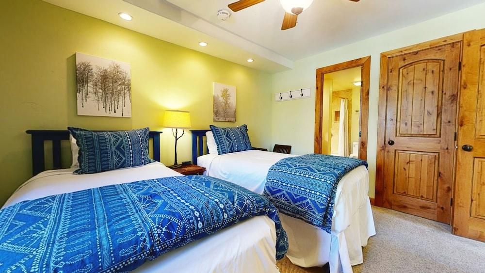 Vantage Point - CoralTree Residence Collection Room