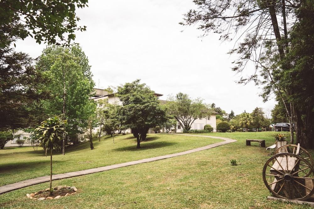 بوزادا بيتانيا المنطقة المحيطة بالمنشأة