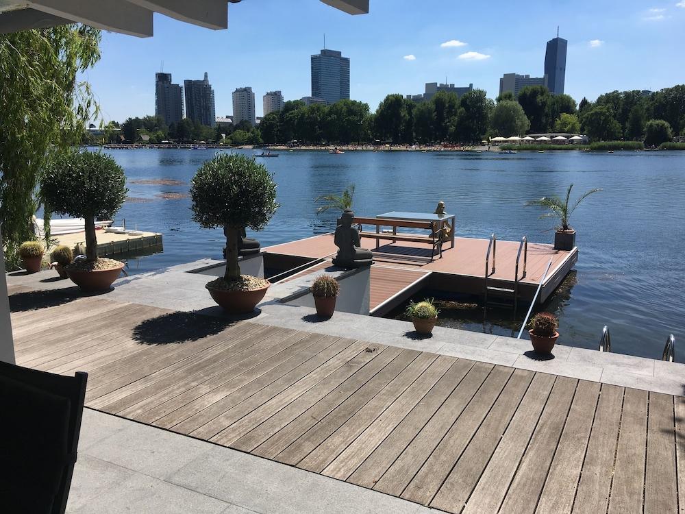 إيه جاي أو فيينا بيتش - "يتوفر تسجيل الوصول وتسجيل المغادرة بدون تلامس" المنطقة الخارجية