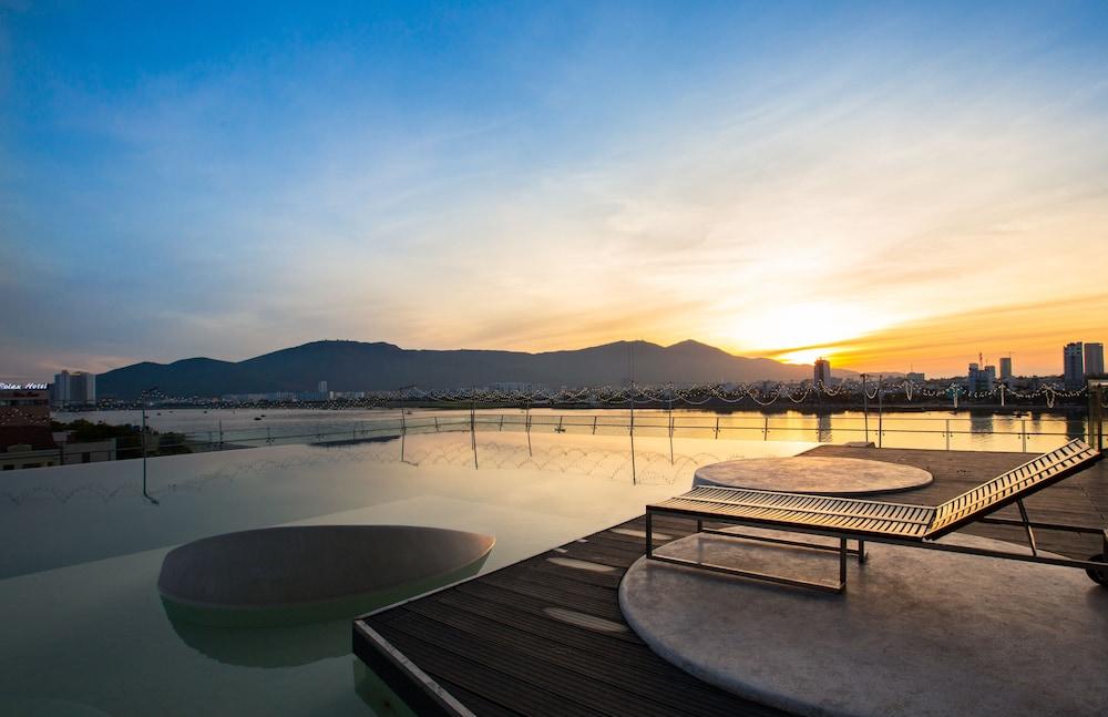 نوفوتيل دانانج بريميير هان ريفر حمام سباحة لا متناهي