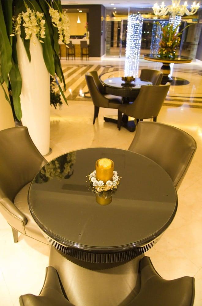 Palm Camayenne Lobby