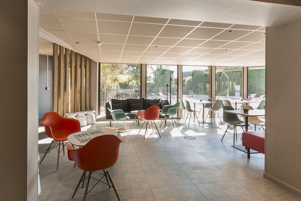 ibis Avignon Sud Lobby Sitting Area