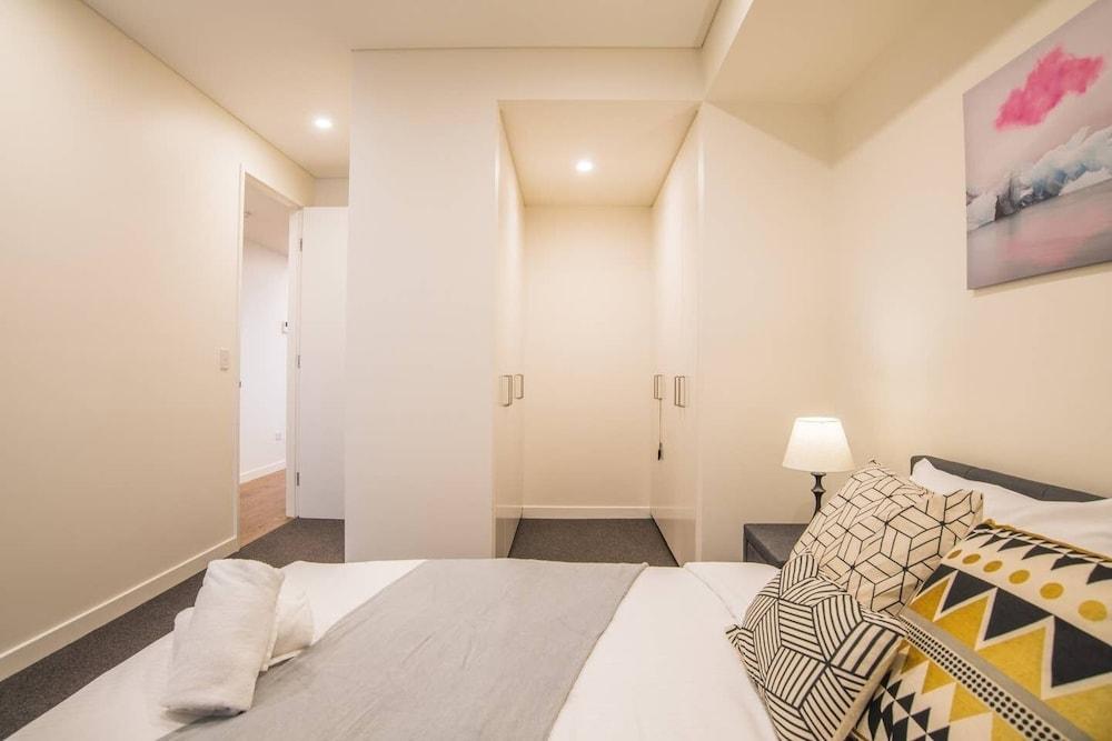 Modern 2bed2bath APT at Neutral Bayparking+wifi Room