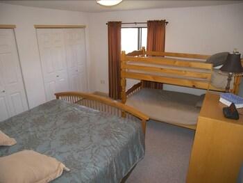 تيمبر تو بيد 2 باثروم  تو بدروم كوندو باي ريدآونينغ غرفة ضيافة