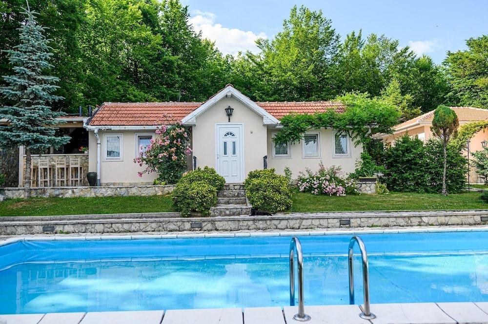 لاكشري جرين أواسيز فيلا ويذ بول! زحليقة مائية