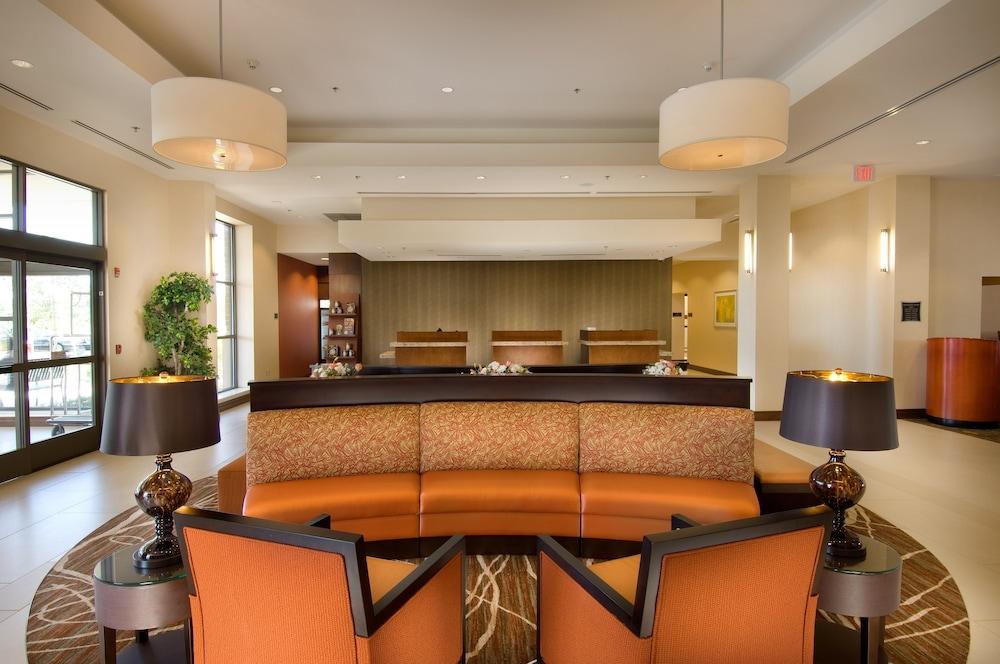 DoubleTree by Hilton Sterling - Dulles Airport Lobby Sitting Area
