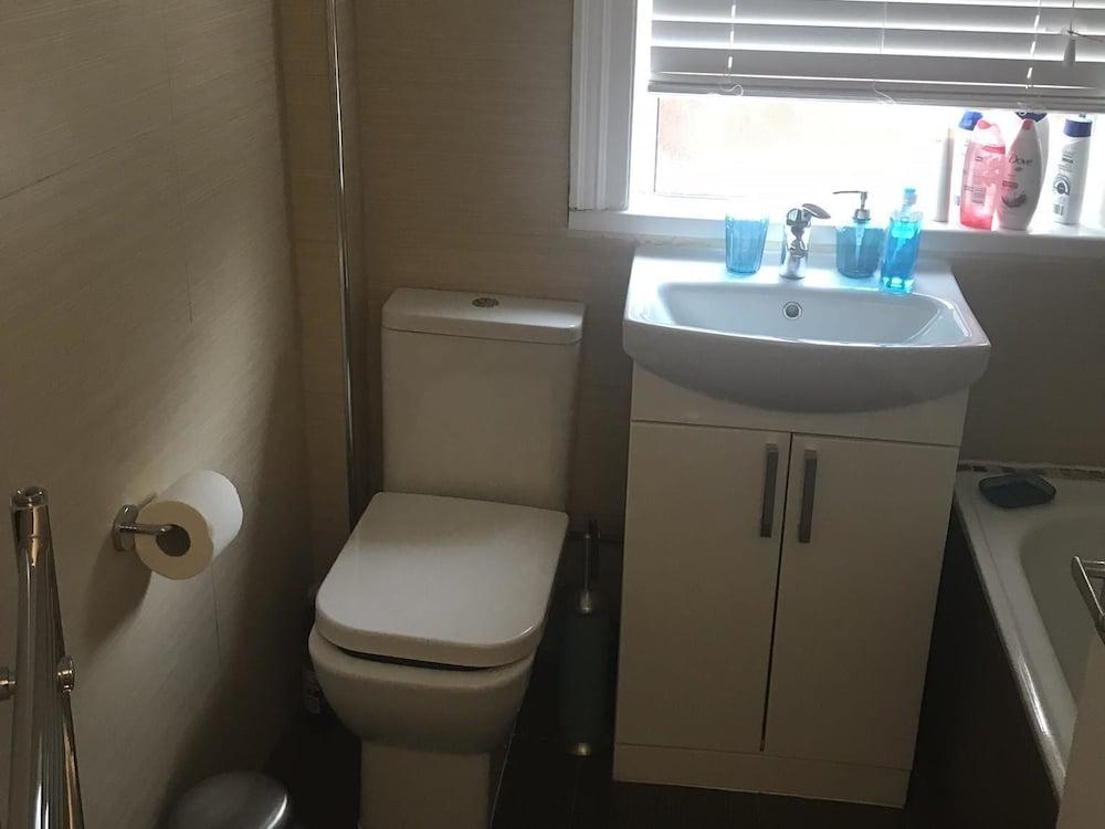 Chiltern Apartment Bathroom
