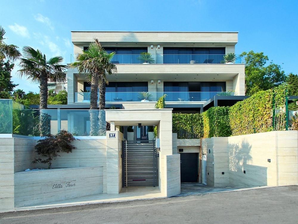 لاكوريوس تو بد روم أبارتمنت ويذ آه سي فيو إن كريكفينيكا المنطقة الخارجية