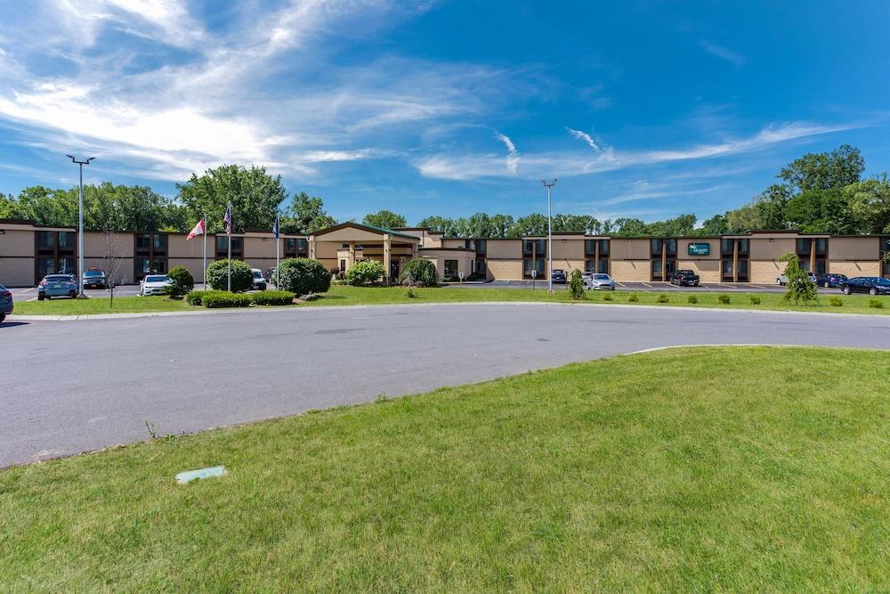 كواليتي إن ألباني كولوني المنطقة الخارجية