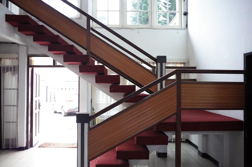 ريد دورز نير ألون ألون كوتا سوكابومي الردهة