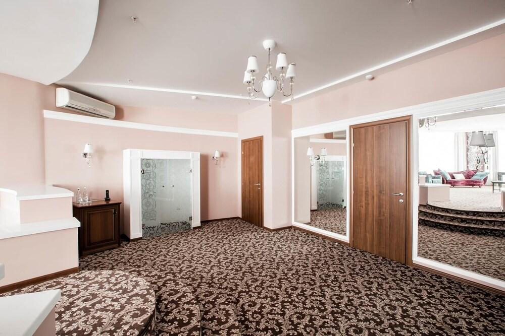 مينين هوتل أخرى