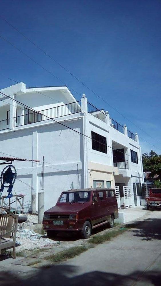 Luna Oslob Travellers Inn Exterior