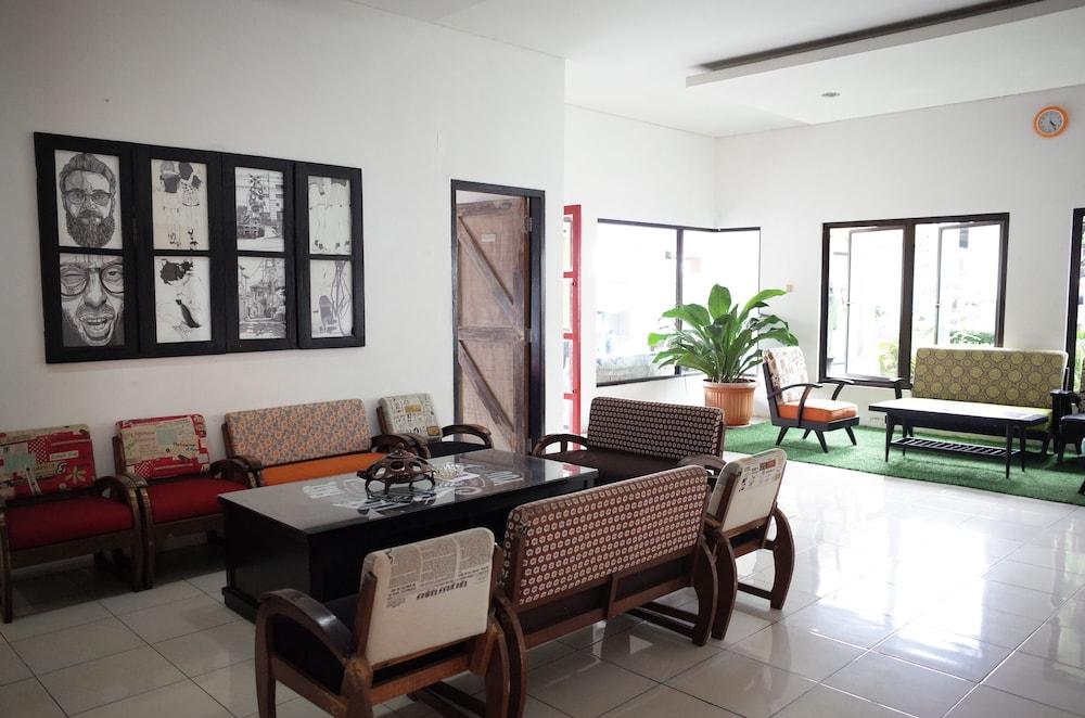 ريد دورز نير ألون ألون كوتا سوكابومي منطقة الجلوس في الردهة